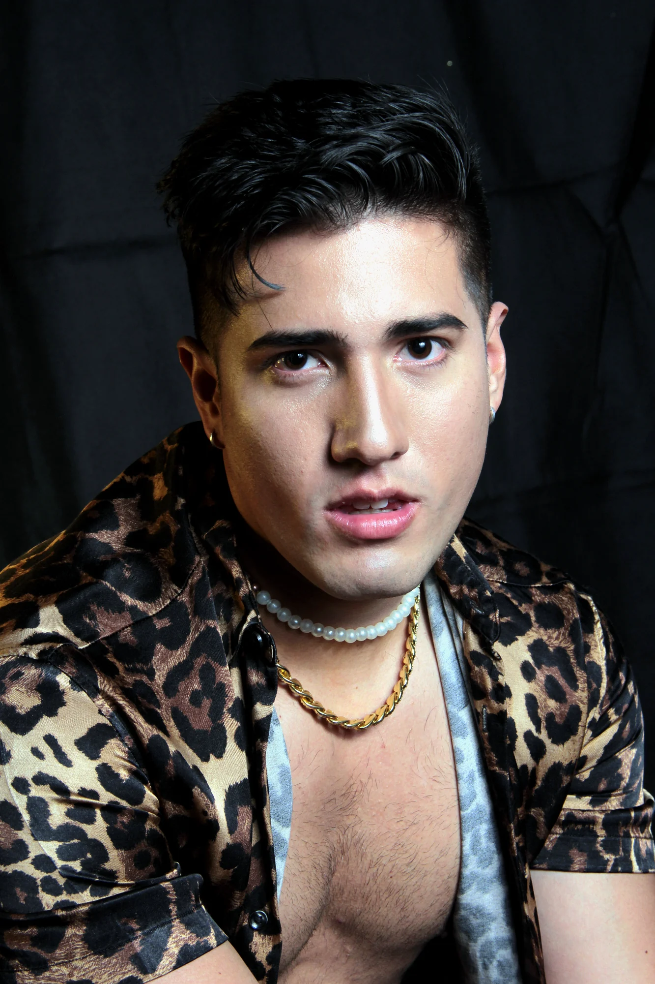 Retrato editorial de FRANKOWW con camisa animal print