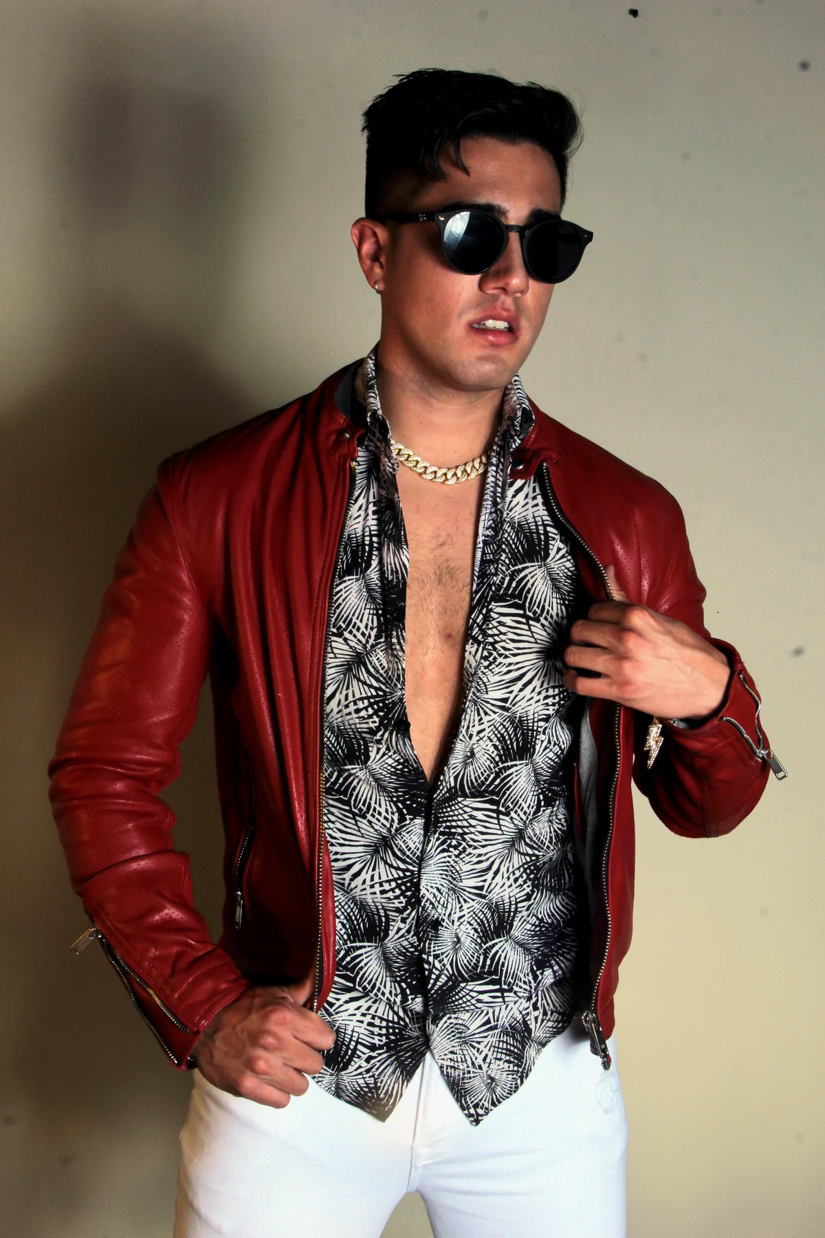 FRANKOWW con chaqueta roja y lentes en retrato editorial