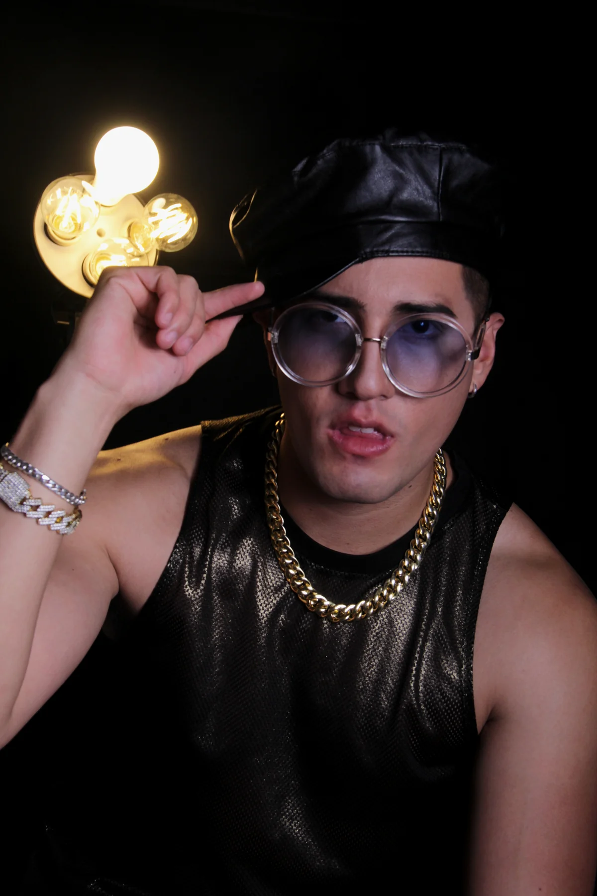 FRANKOWW con estilismo negro y lentes editoriales