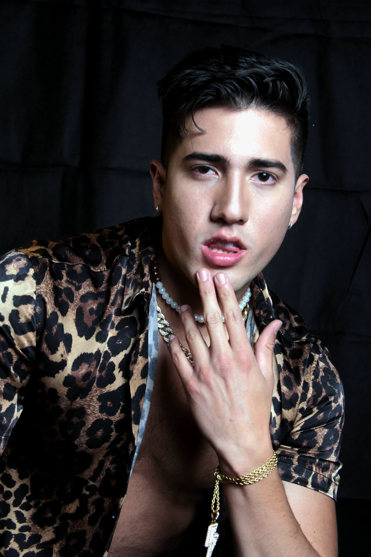 FRANKOWW con camisa animal print y joyería