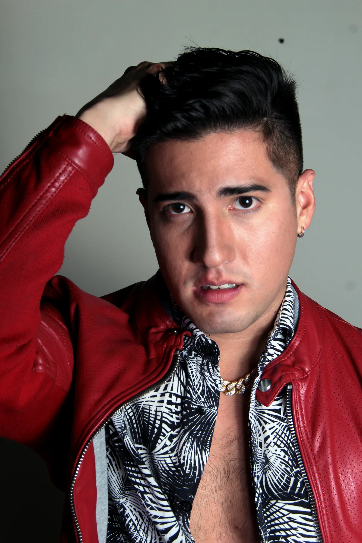 FRANKOWW con chaqueta roja en primer plano