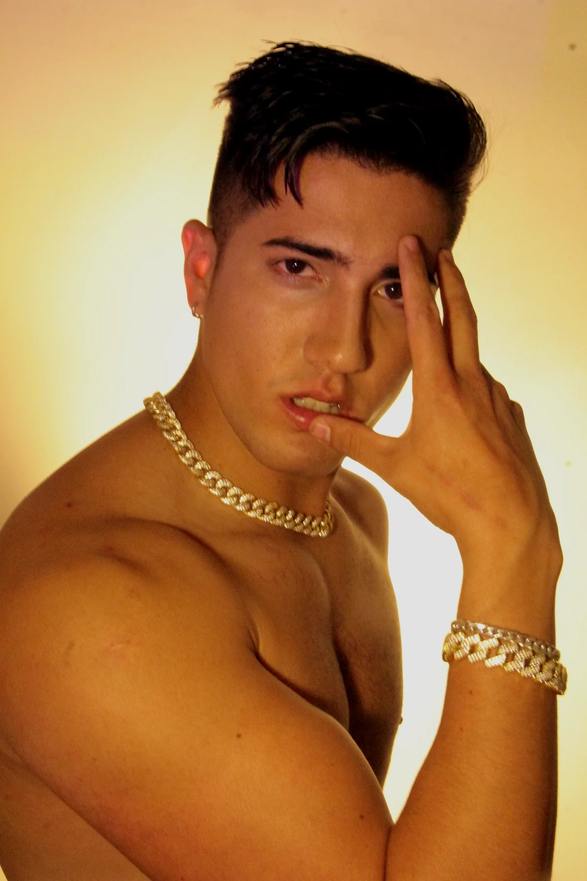 FRANKOWW en retrato dorado de campaña